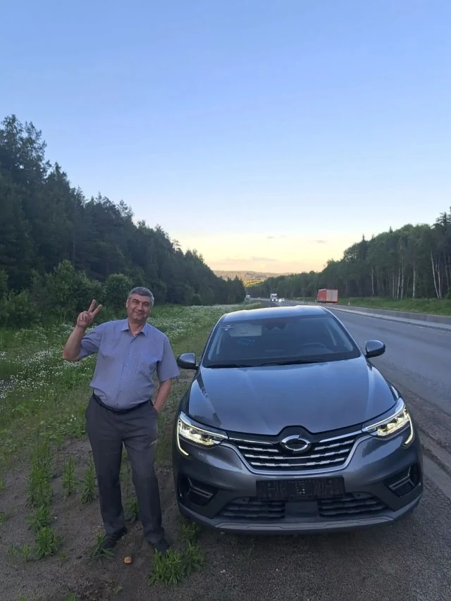 Клиент рядом с автомобилем после доставки в Екатеринбург