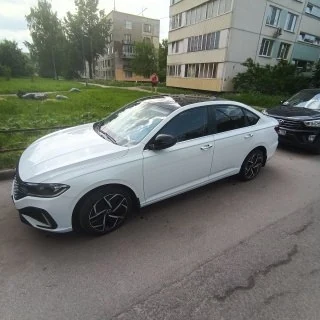 Белый автомобиль после доставки в Санкт-Петербург