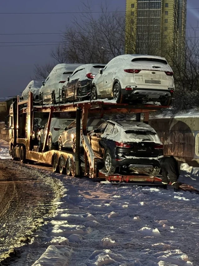 Загруженный автовоз в зимних дорожных условиях