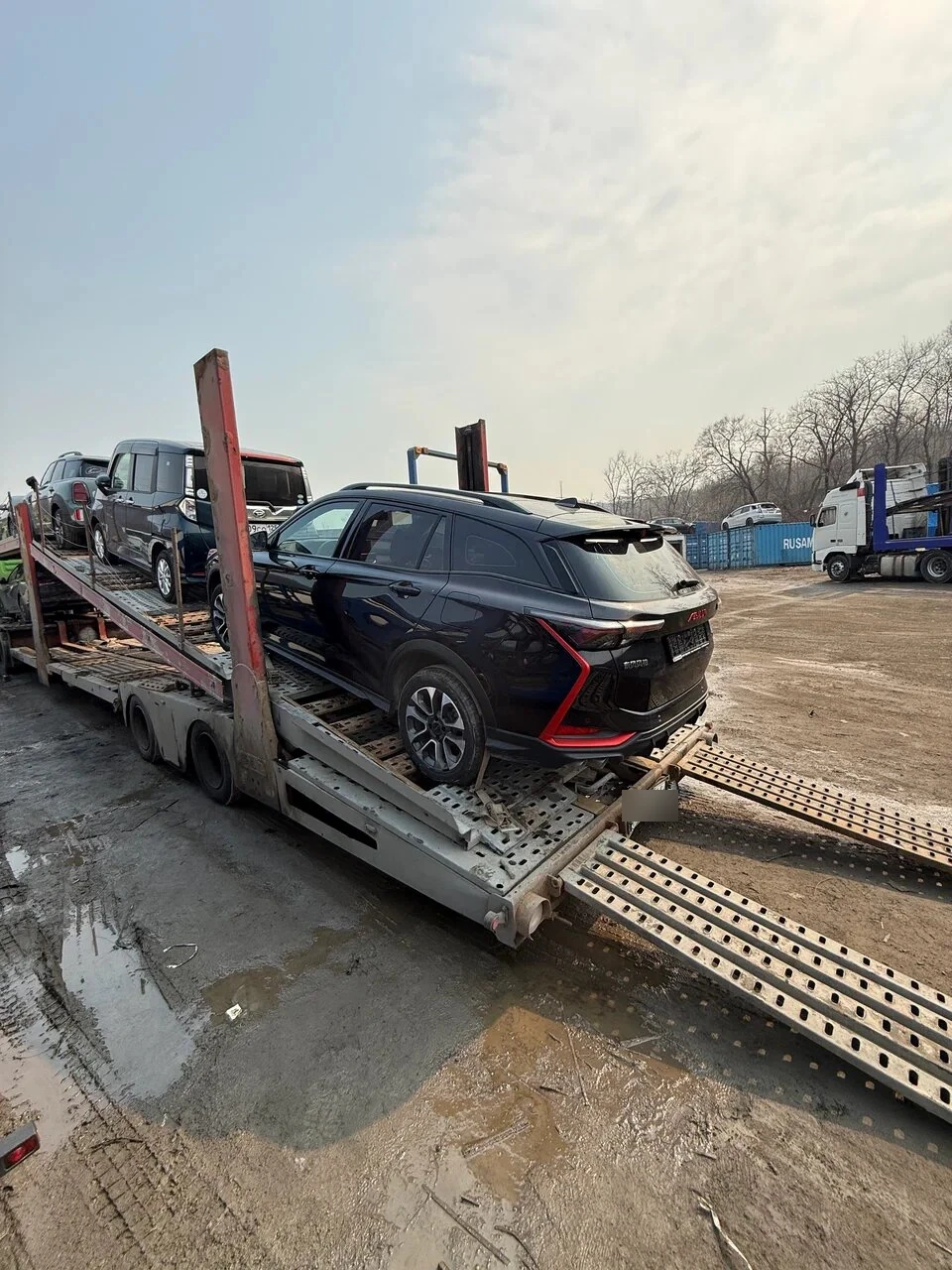 Автомобили на площадке автовоза во время погрузки