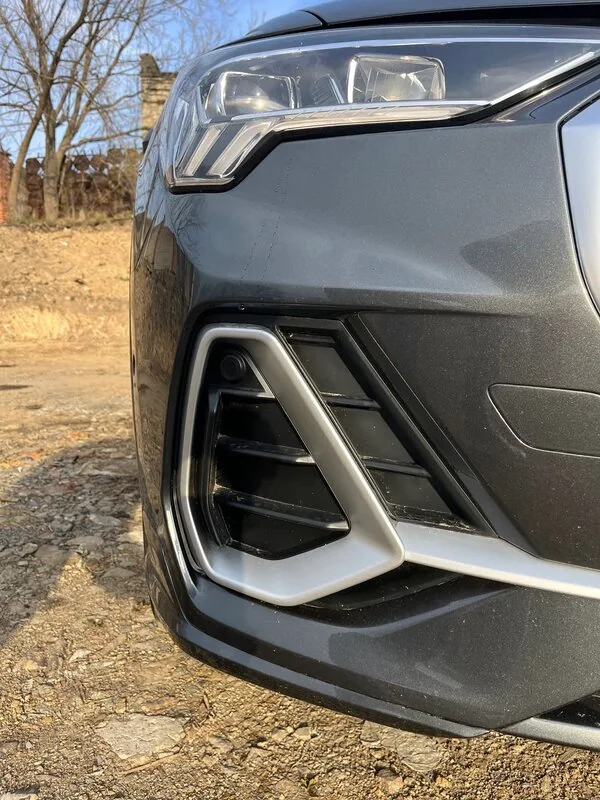 Передняя часть кузова автомобиля