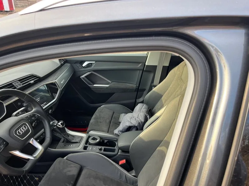 Передняя часть салона автомобиля